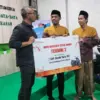 Ketua Yayasan AHM Ahmad Muhibbuddin (kiri) secara simbolis menyerahkan Apresiasi berupa 1 unit sepeda motor Ho