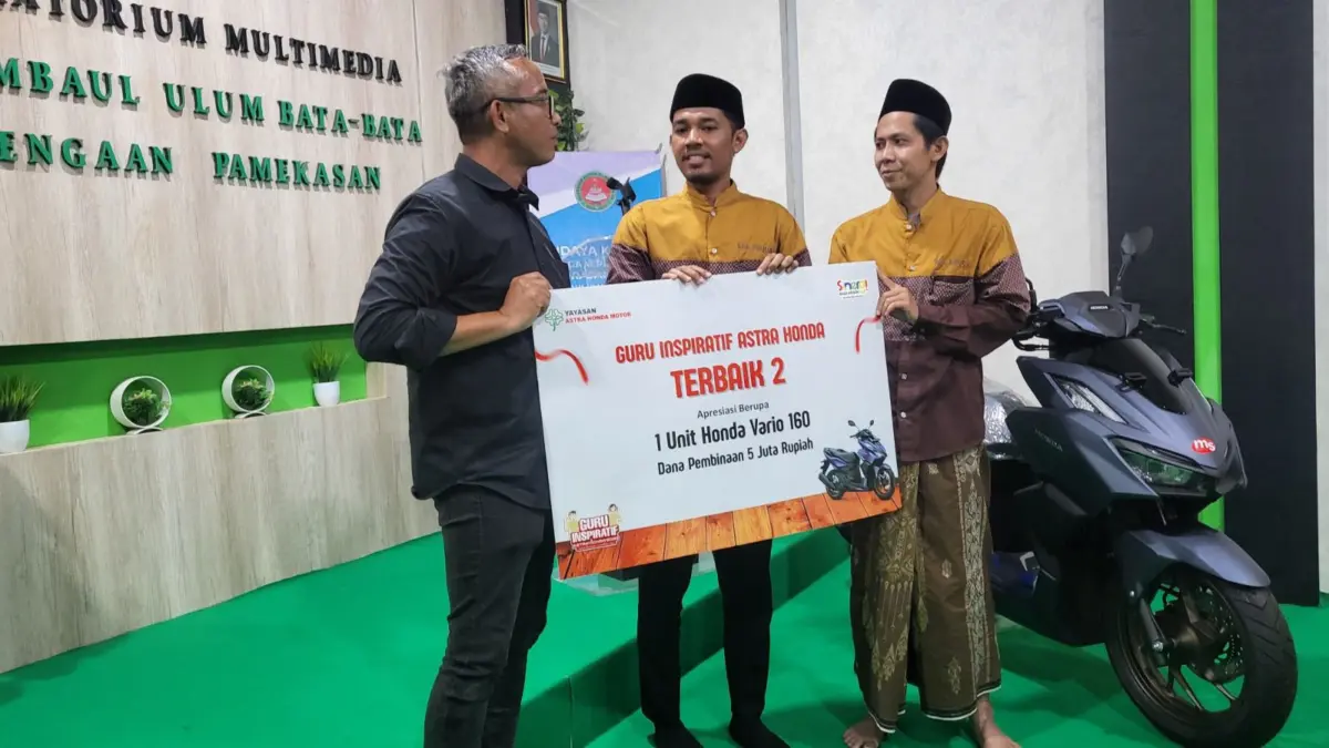 Ketua Yayasan AHM Ahmad Muhibbuddin (kiri) secara simbolis menyerahkan Apresiasi berupa 1 unit sepeda motor Ho