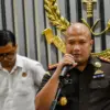 Irfan Wibowo Kepala Kejaksaan Negeri Kota Bandung saat melakukan konferensi pers di Kantor Kejaksaan Negeri Ko