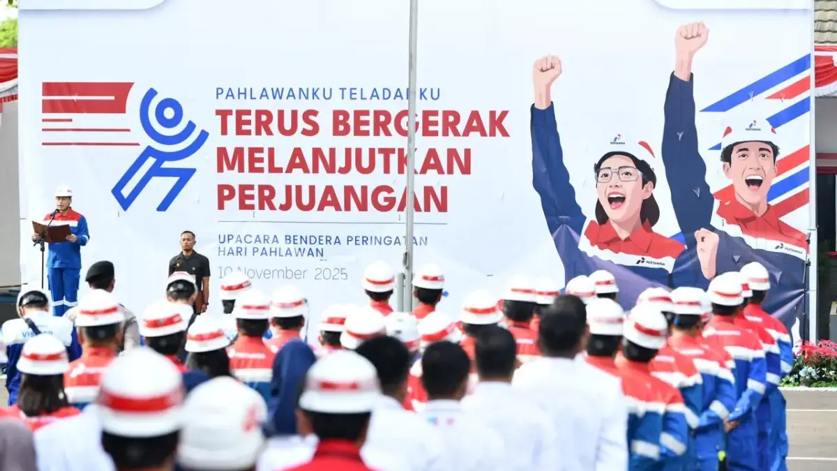 Peringati Hari Pahlawan, Dirut Pertamina Tegaskan Perwira Pertamina Pejuang Energi yang Layani Indonesia Direktur Utama Pertamina Simon Aloysius Mantiri bersama Perwira Pertamina memberi semangat Har