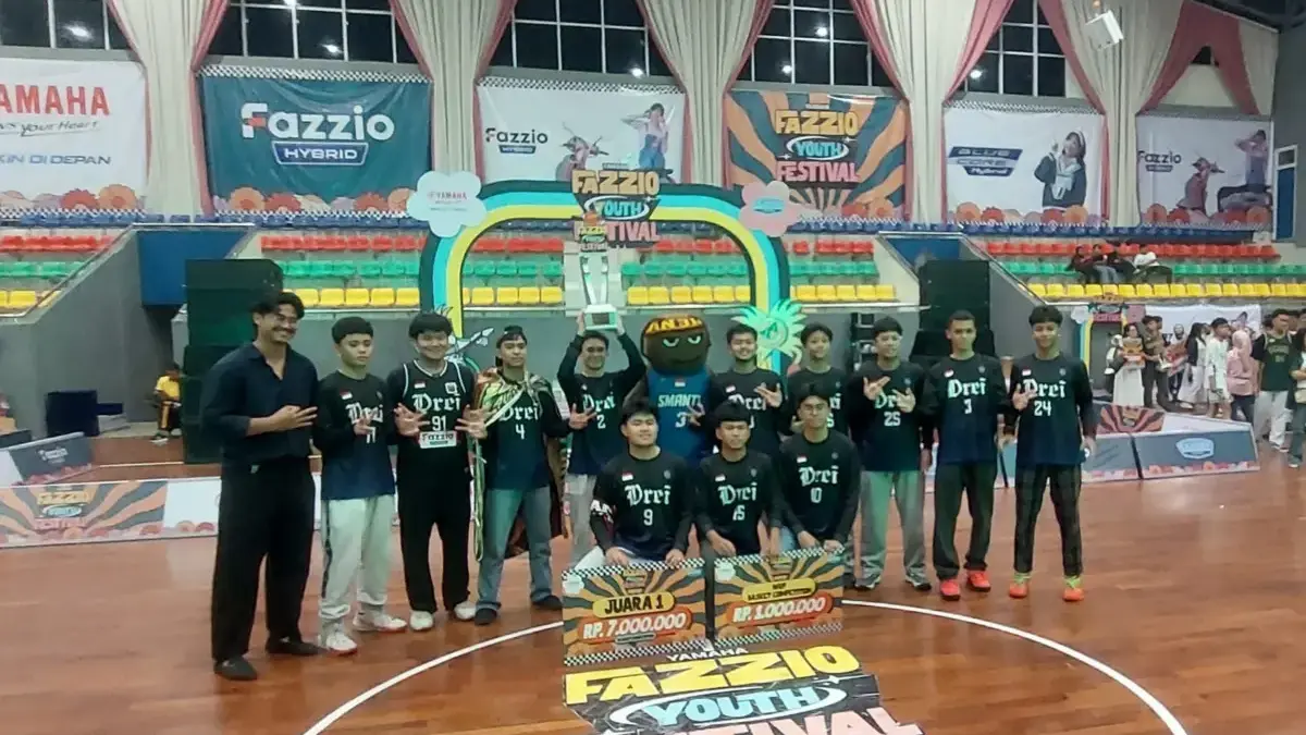 Pemenang lomba basket SMAN 3 Bogor dalam gelaran Fazzio Youth Festival 2025 saat menerima trofi di Kota Bogor,