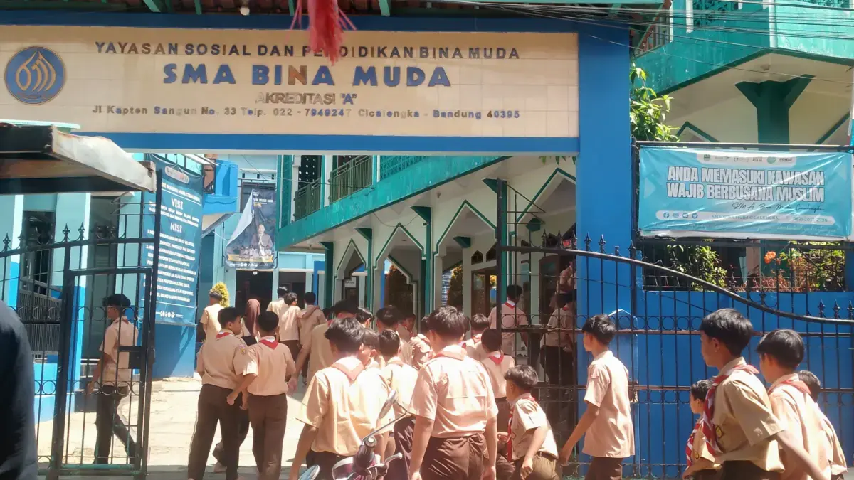 Sejumlah peserta didik SMA Bina Muda yang berlokasi di Desa Tenjolaya, Kecamatan Cicalengka, Kabupaten Bandung