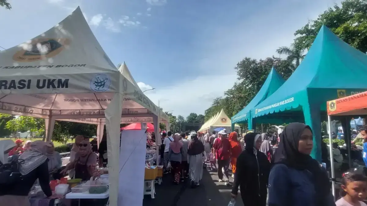 Tak Ada Slot! Disperdagin Beberkan Alasan Pendaftaran PKL di CFD Kabupaten Bogor Dihentikan Ilustrasi Pedagang yang dipadati oleh pengunjung di kawasan area Kantor Pemerintah Kabupaten Bogor, Minggu. Fo