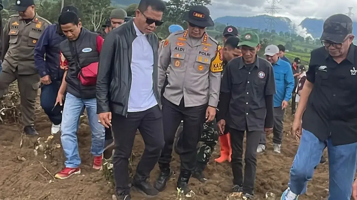 Kapolresta Bandung Kombes Pol Aldi Subartono bersama Bupati Bandung Dadang Supriatna saat meninjau lokasi okup