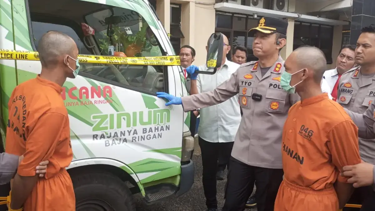 Kapolres Sumedang, AKBP Sandityo Mahardika (tengah) saat menunjukkan barang bukti dari aksi pencurian besi pem