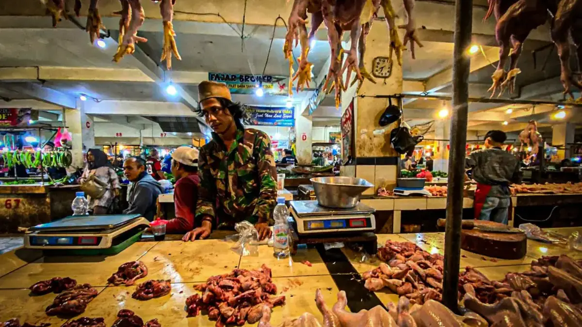 Pedagang ayam potong di pasar tradisional Tagog Padalarang, Bandung Barat keluhkan sepi pembeli. Dok Jabar Eks