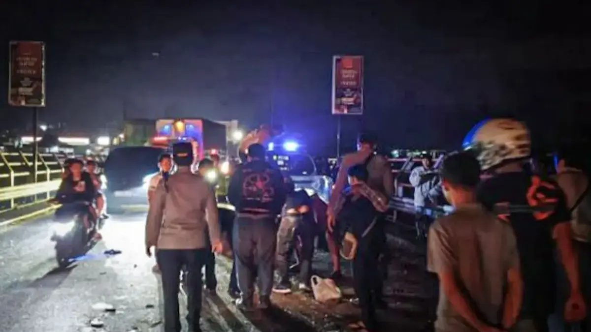 Petugas kepolisian Cipatat dibantu warga saat mengevakuasi korban kecelakaan beruntun di Jembatan Sasak Rajama