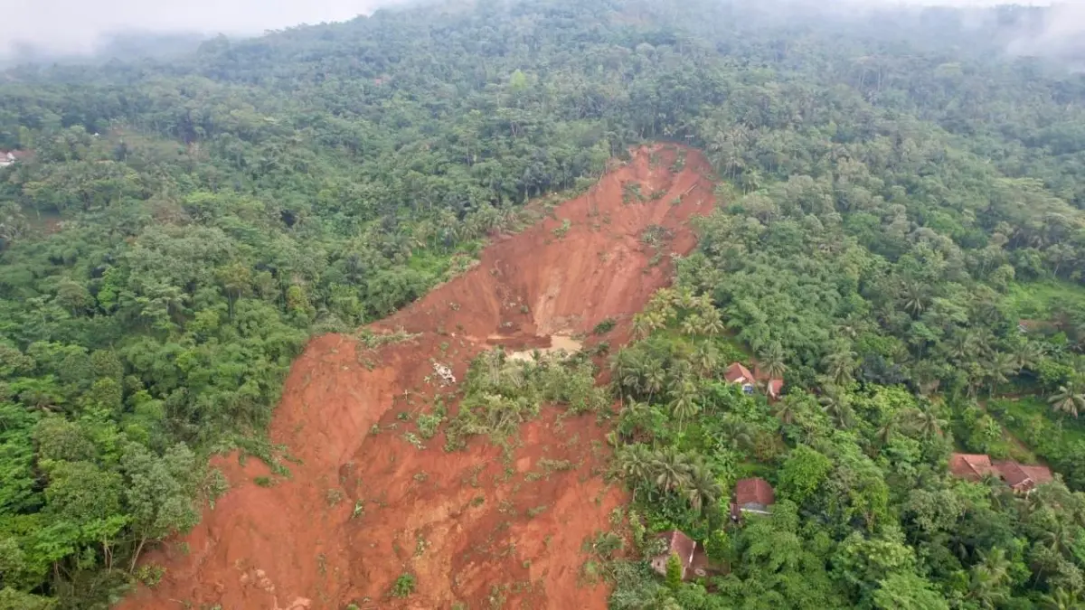 Pascalongsor di Cibeunying Cilacap, Gubernur Ahmad Luthfi Imbau Waspada! Longsor di Cibeunying Cilacap. Foto istimewa