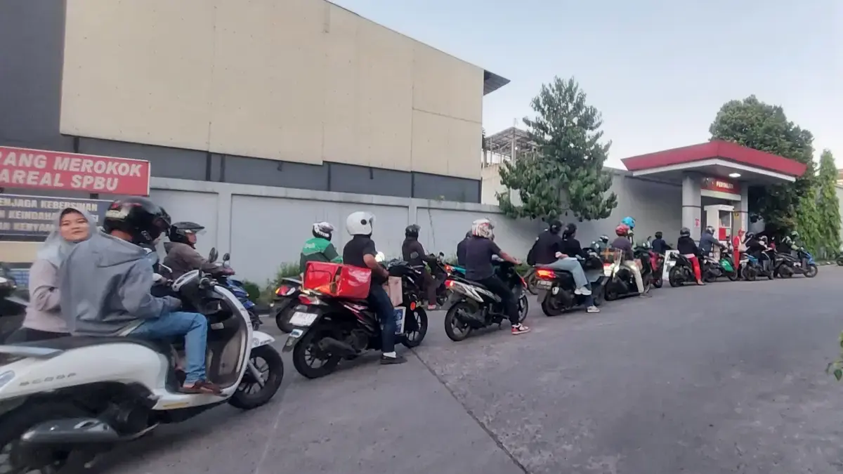 Ilustrasi pengendara saat mengisi motor di salah satu Stasiun Pengisian Bahan Bakar Umum (SPBU) di Kota Bogor.