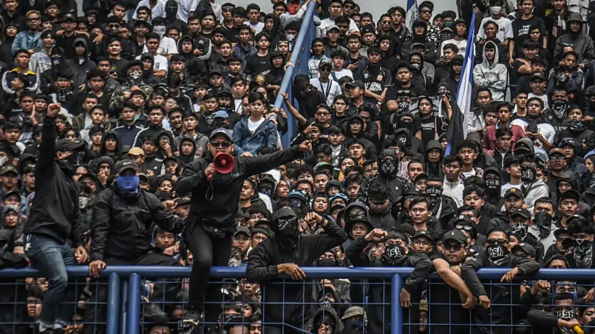 Ribuan bobotoh penuhi tribun saat laga Persib Bandung di Stadion Gelora Bandung Lautan Api, Kota Bandung. Foto