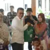 Bupati Bandung memberikan santunan saat meluncurkan dua program berbasis dukungan pangan Gerakan Bersama Turun