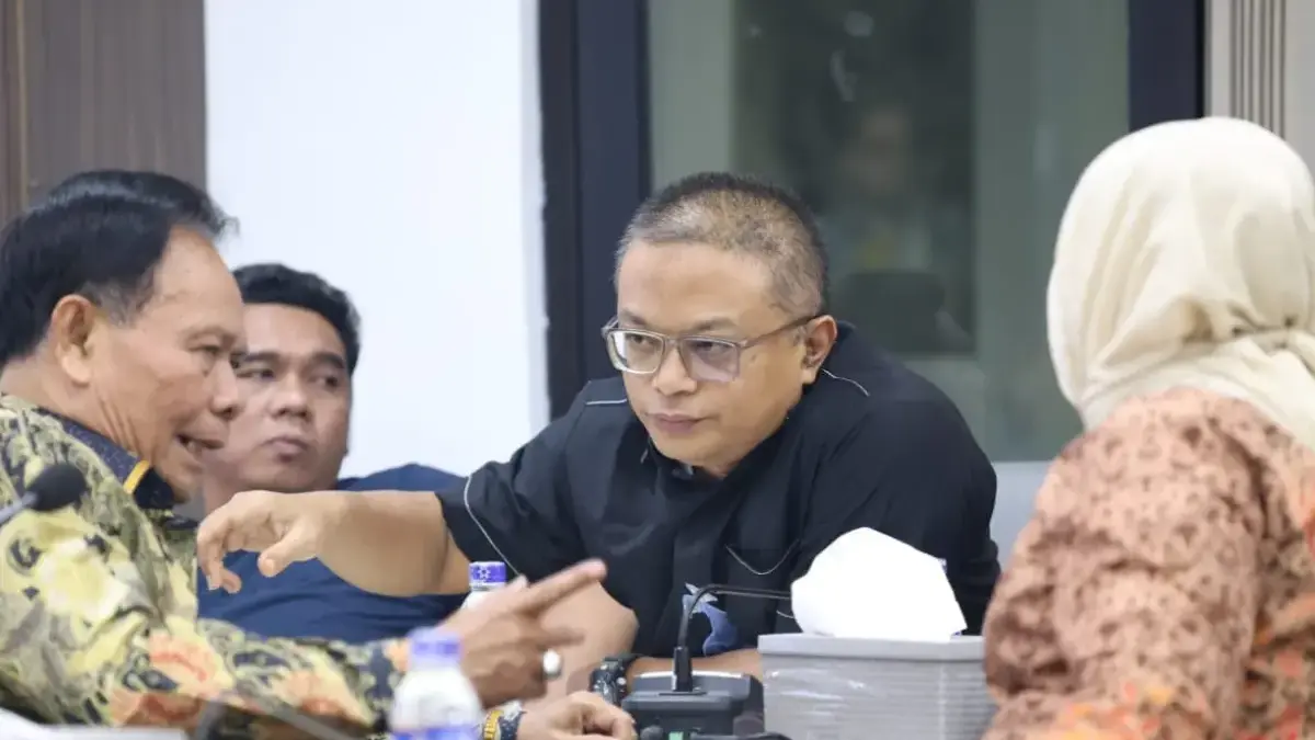 Atap SMKN 1 Gunung Putri Ambruk, Komisi V Dorong Evaluasi Gedung Berkala Anggota Komisi V DPRD Jabar Zaini Shofari (tengah). (dok humas)