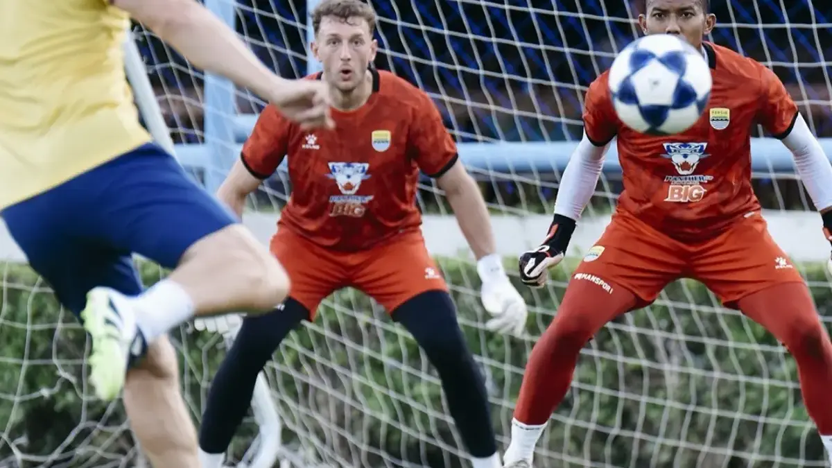 Teja Paku Alam Tampil Gemilang, Persib Sia-Sia Datangkan Adam Przybek? Barisan Kiper Persib Bandung