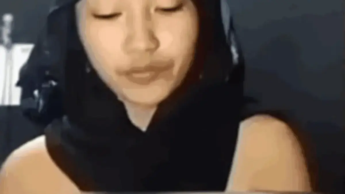 Viral Wanita Tanpa Busana Hina dan Ludahi Al Quran Viral Wanita Tanpa Busana Hina dan Ludahi Al Quran