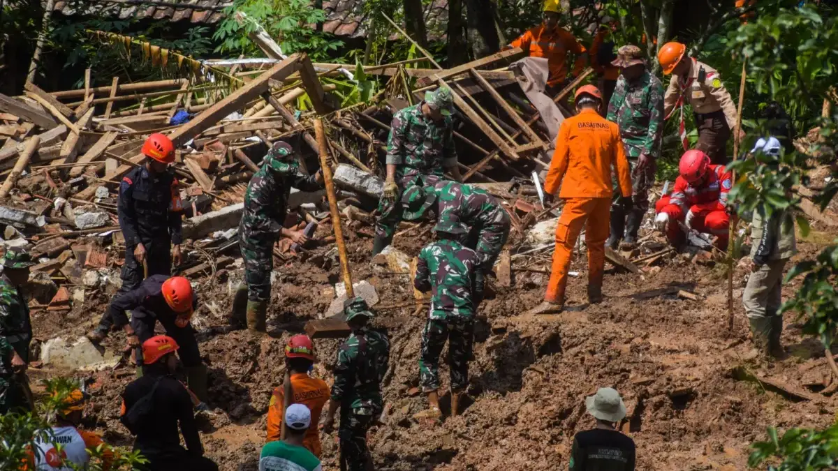 Risiko Bencana Membesar di Jabar, Walhi Ingatkan Arah Krisis Ekologis Ilustrasi: Petugas SAR melakukan pencarian korban saat bencana tanah longsor beberapa waktu lalu. Foto: Dimas