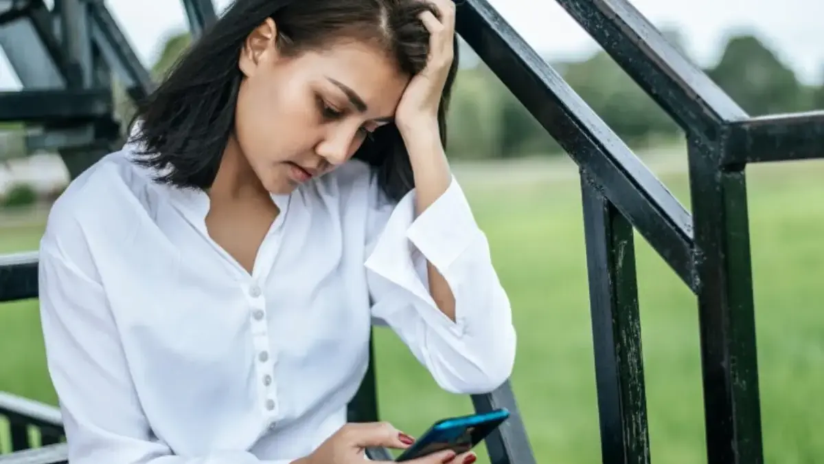 ILUSTRASI mengikuti skrining link tes kesehatan mental online lewat HP (freepik)