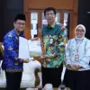 Pertemuan Kepala OJK Provinsi Jawa Barat, Darwisman dengan Bupati Tasikmalaya Tasikmalaya Cecep Nurul Yakin di