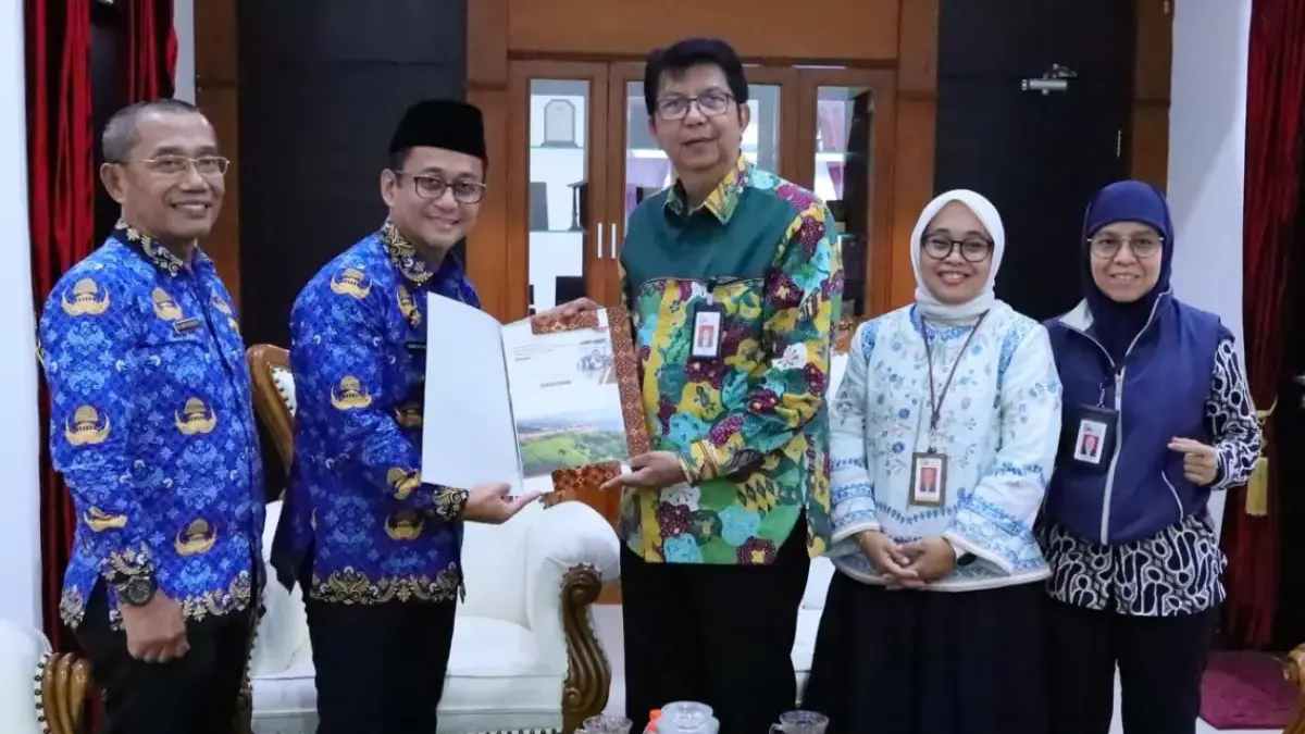 Sinergi OJK dan Pemerintah Daerah Tasikmalaya Dorong Pertumbuhan Ekonomi Inklusi dan Berkelanjutan Pertemuan Kepala OJK Provinsi Jawa Barat, Darwisman dengan Bupati Tasikmalaya Tasikmalaya Cecep Nurul Yakin di