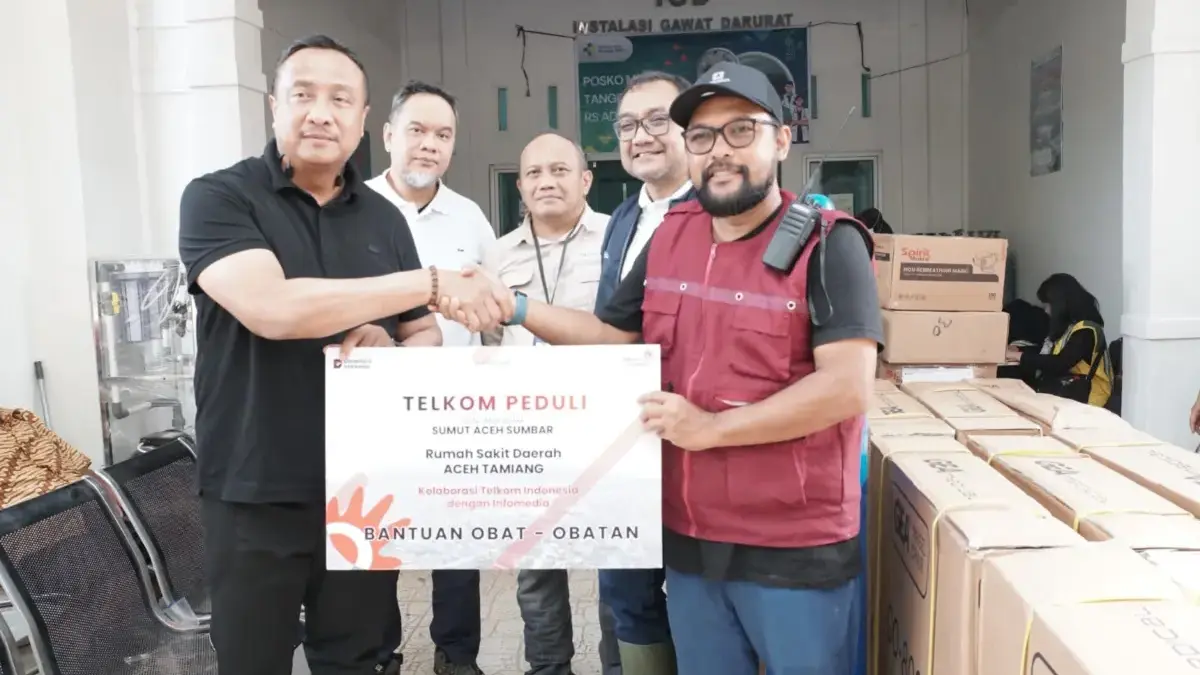 Penyaluran bantuan kemanusiaan dari Telkomgrup untuk korban bencana di Sumatera