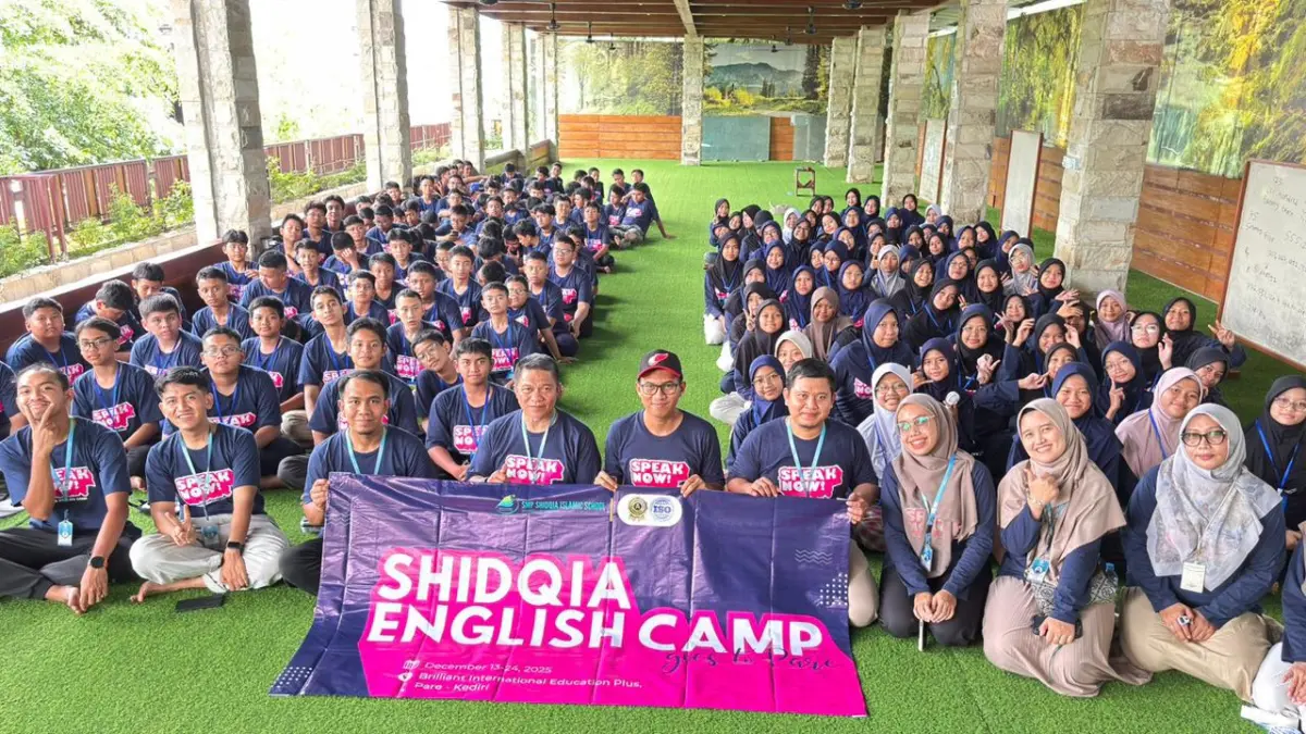 Asah Kemampuan Global, SMP Shidqia Islamic School Gelar Intensive English Camp di Kampung Inggris Pare Intensive English Camp 2025 yang digelar SMP Shidqia Islamic School di Kampung Inggris Pare, Kediri, bekerja