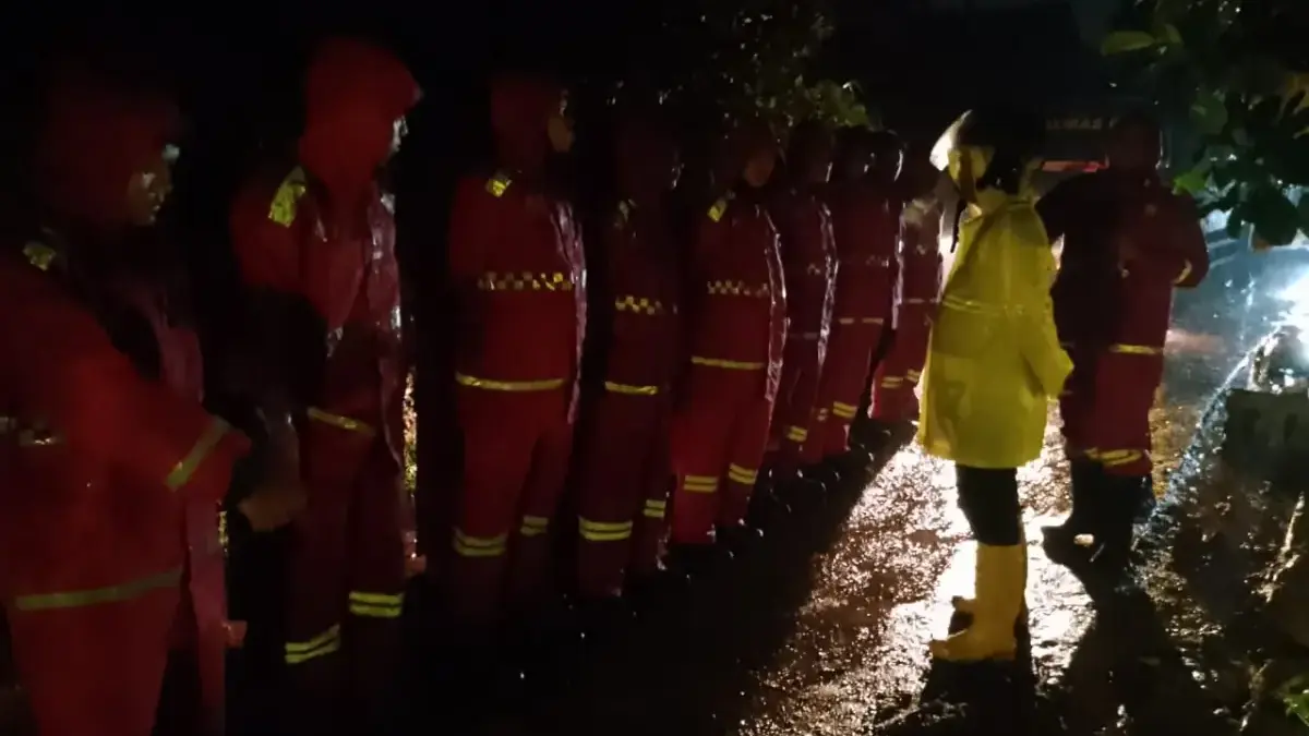 Evakuasi warga tertimbun longsor. Foto polsek Pameungpeuk