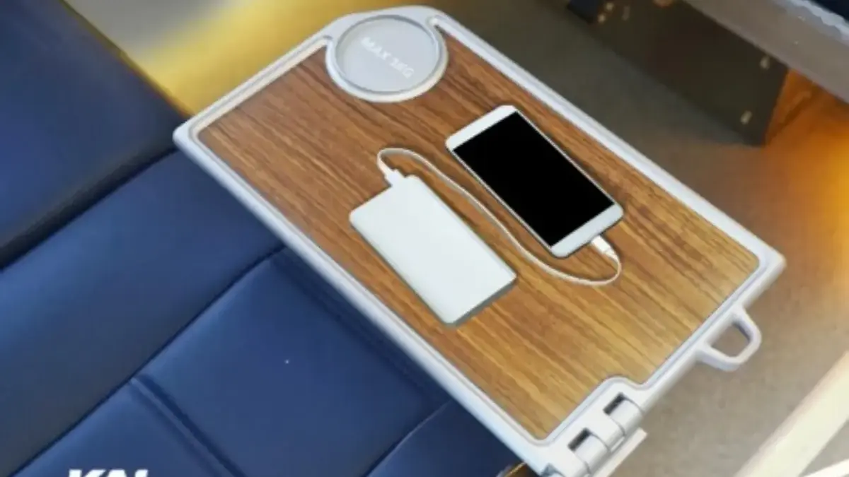 Ilustrasi larangan pakai power bank di kereta. (Instagram @kai121)