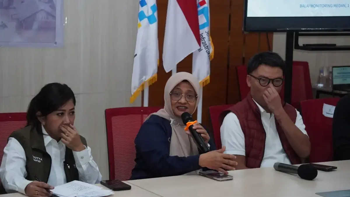 Direktur Utama Telkom Dian Siswarini saat memberikan penjelasan pada rapat koordinasi penanganan akses telekom