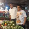 Pihak Perumda Pasar Tohaga saat meninjau harga pangan di Pasar Cibinong. Foto: Regi