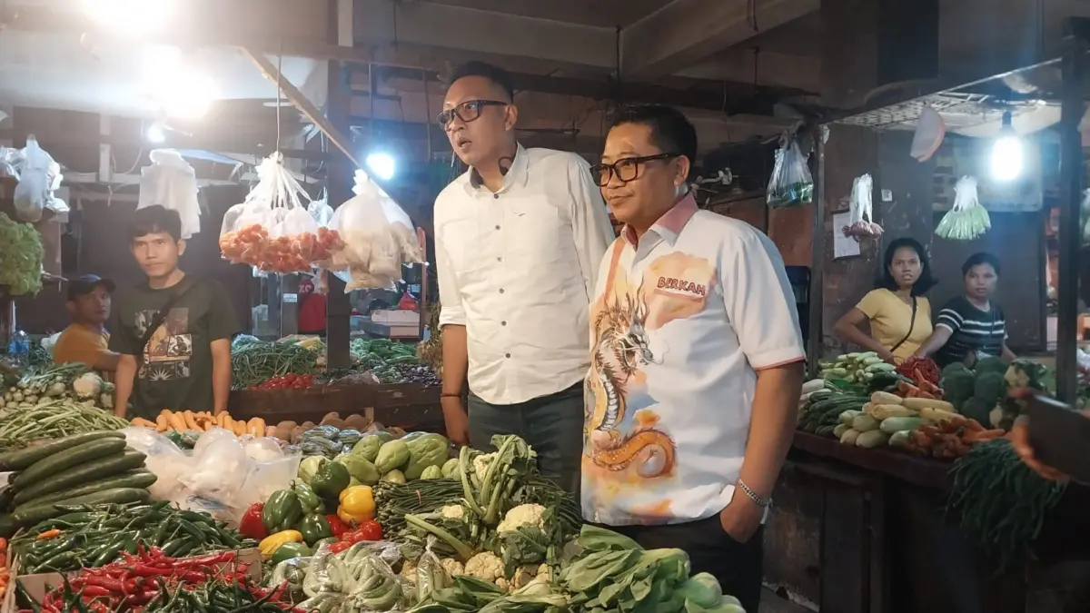 Harga Pangan dan Ayam Relatif Aman di Pasar Cibinong Pihak Perumda Pasar Tohaga saat meninjau harga pangan di Pasar Cibinong. Foto: Regi