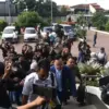Tim kuasa hukum Atalia Praratya berjalan menuju ruang sidang untuk menghadiri sidang perdana gugatan cerai ter