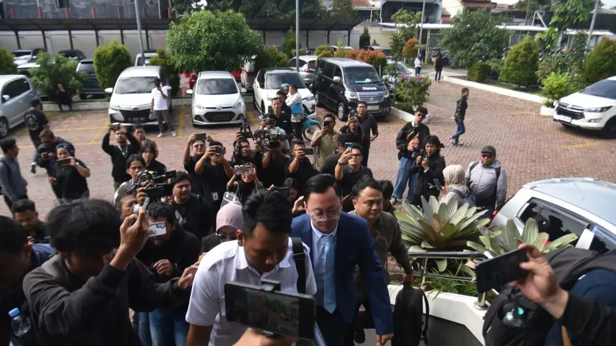 Tim kuasa hukum Atalia Praratya berjalan menuju ruang sidang untuk menghadiri sidang perdana gugatan cerai ter