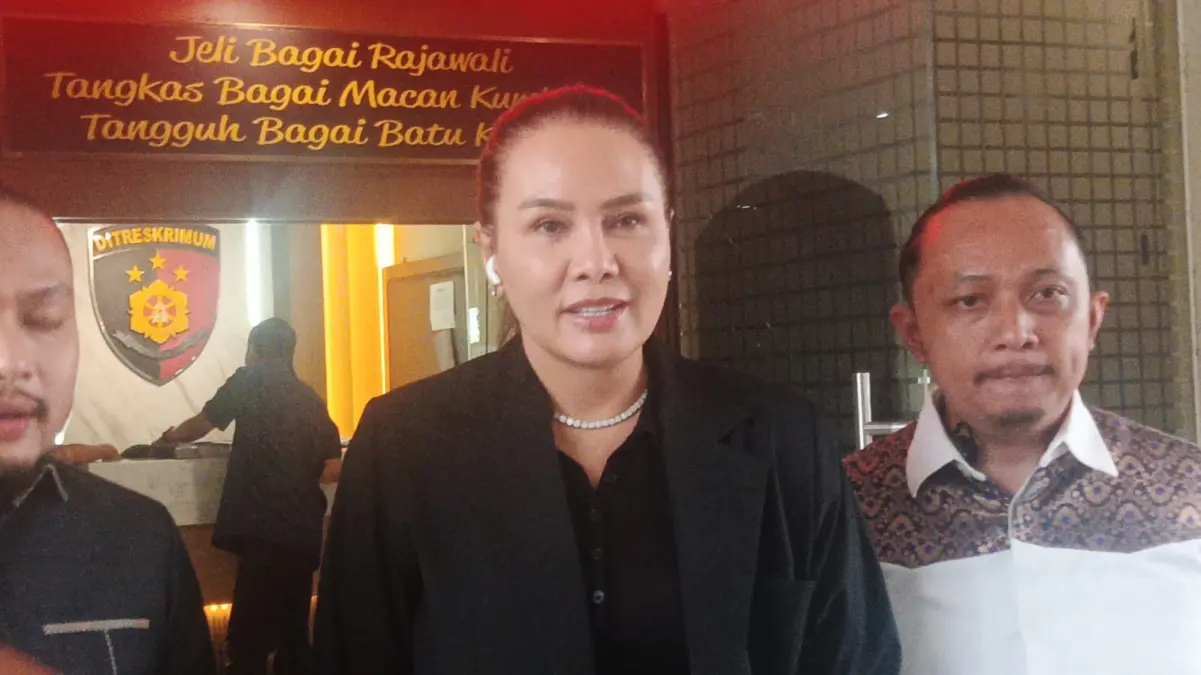 Fitri Salhuteru Penuhi Panggilan Polda Jabar Terkait kasus Pencemaran Nama Baik Fitri Salhuteru Penuhi Panggilan Polda Jabar Terkait kasus Pencemaran Nama Baik