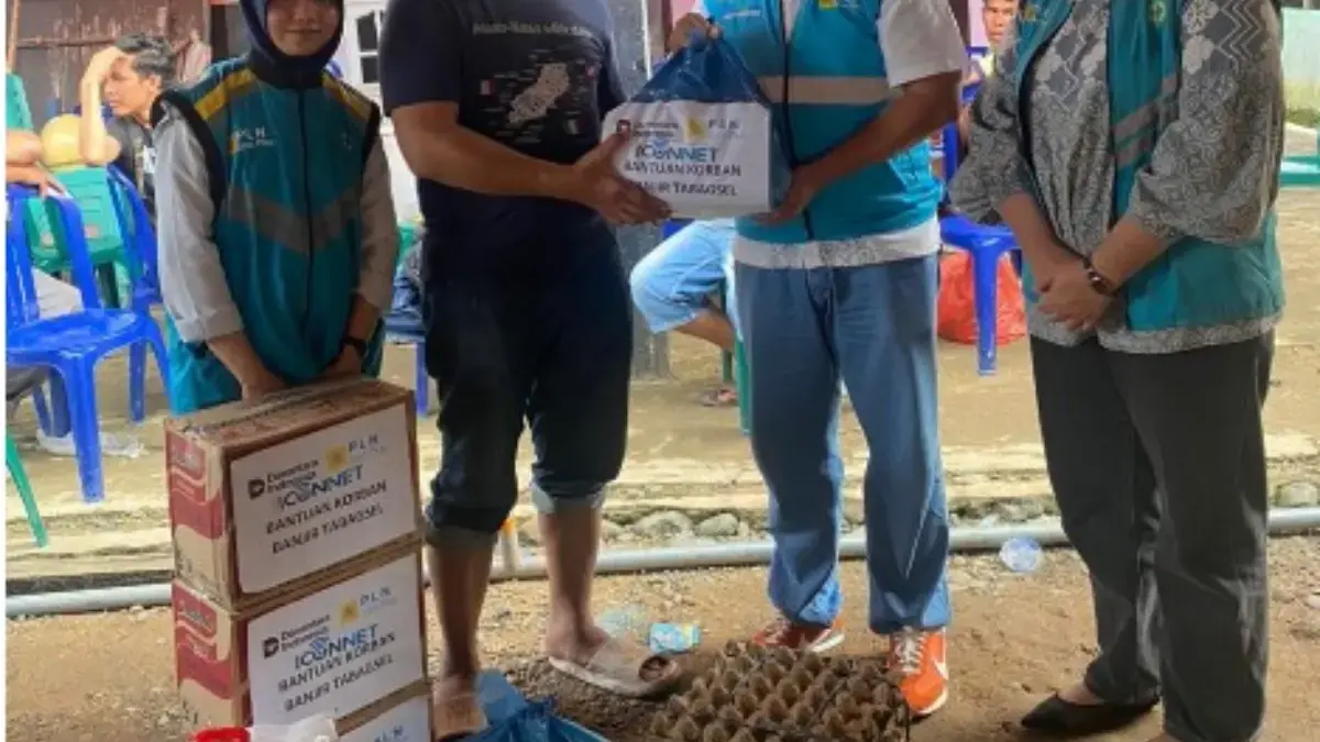 General Manager SBU Sumatera Bagian Utara PLN Icon Plus, Enrico H. Batubara saat menyerahkan bantuan untuk kor