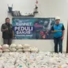 Penyalurkan bantuan bagi warga terdampak banjir yang melanda Kota Padang, Sumatera Barat dari PLN Icon Plus me