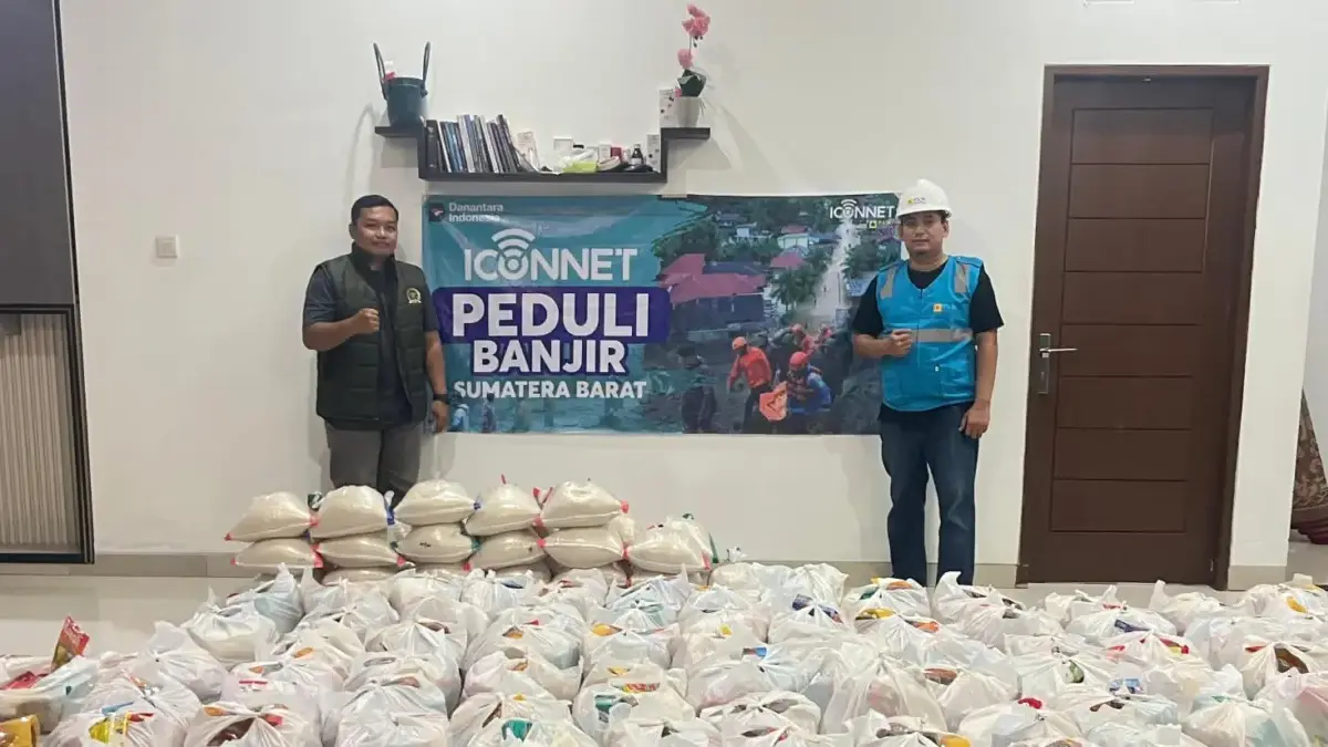 Penyalurkan bantuan bagi warga terdampak banjir yang melanda Kota Padang, Sumatera Barat dari PLN Icon Plus me
