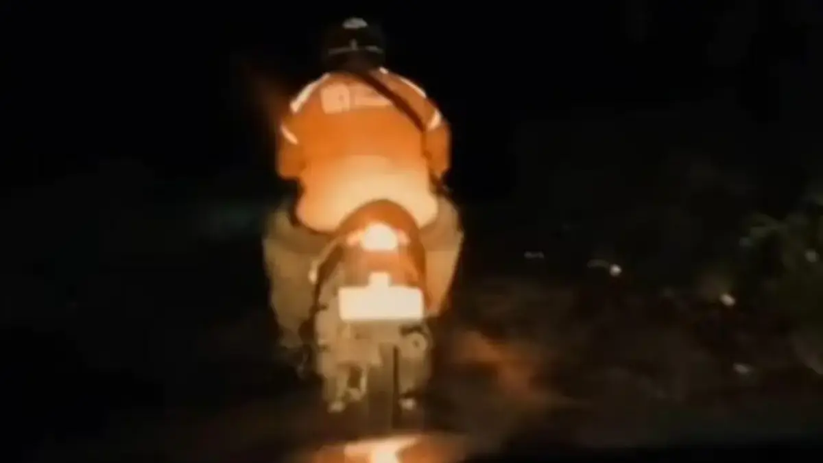 Takut Begal, Ojol Minta Bantuan Polisi Dikawal Untuk Antar Pesanan Tangkapan layar video viral driver Ojol yang minta bnatuan pengawalan dari polisi saat antar pesanan.