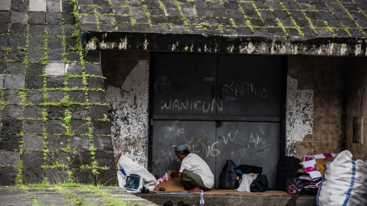 DIMAS RACHMATSYAH/JABAR EKSPRES POTRET WARGA MISKIN: Seorang pemulung menata kardus untuk alas tempat tidur