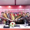Direktur Utama Telkom Dian Siswarini (keempat dari kiri) bersama jajaran Board of Directors (BOD) TelkomGroup