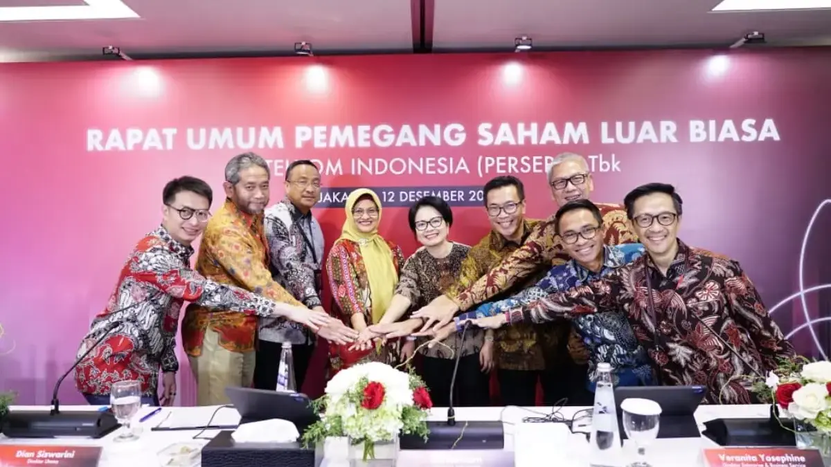 Direktur Utama Telkom Dian Siswarini (keempat dari kiri) bersama jajaran Board of Directors (BOD) TelkomGroup