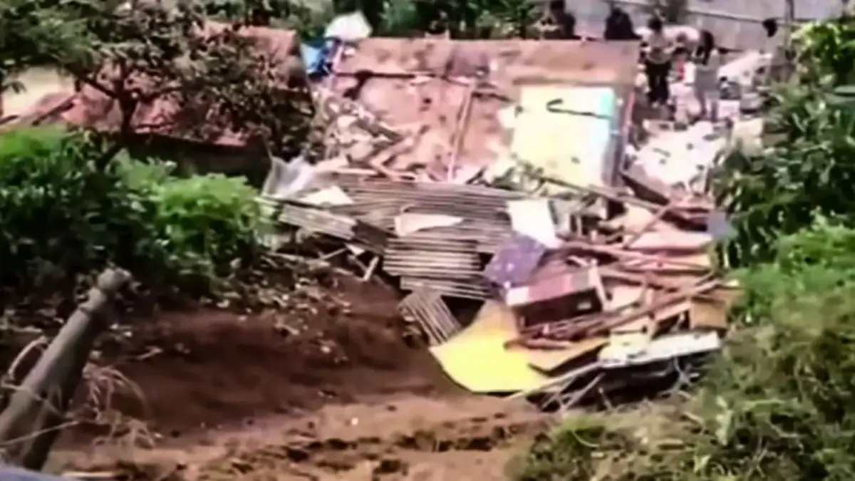 Tembok Penahan Tanah di Lembang Jebol, 3 Rumah Rusak Tertimpa Longsor Tiga rumah di Kampung Sukapinggir, Desa Jayagiri, Kecamatan Lembang, Kabupaten Bandung Barat, rusak tertimpa l