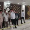 Wamen Haji Dahnil Anzar Simanjuntak bersama Bupati Bogor Rudy Susmanto saat meninjau Masjid Raya Nurul Wathon.