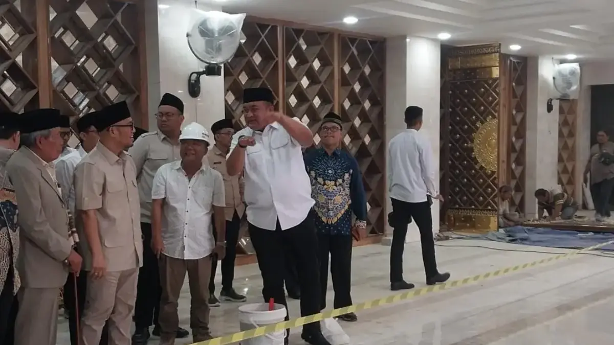 Wamen Haji Dahnil Anzar Simanjuntak bersama Bupati Bogor Rudy Susmanto saat meninjau Masjid Raya Nurul Wathon.