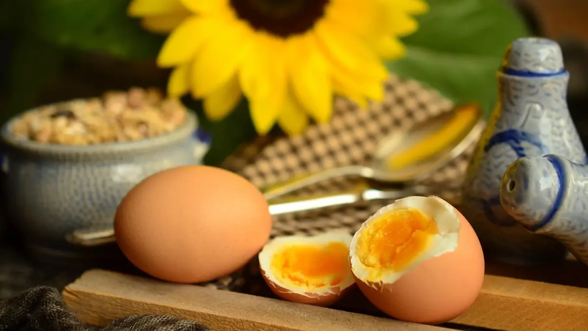 7 Makanan dan Minuman yang Bagus sebagai Sumber Vitamin D, Cegah Defisiensi! Telur rebus.