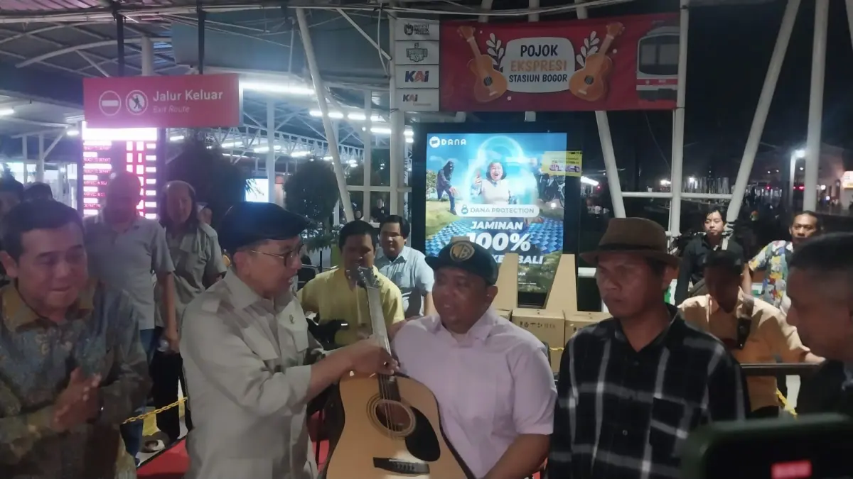 Menteri Fadli Zon Sapa Musisi Jalanan Difabel Netra di Stasiun Bogor Menteri Kebudayaan Fadli Zon saat memberikan penunjang fasilitas penampilan kepada musisi jalanan difabel netr