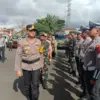 Kapolres Cimahi, AKBP Niko N. Adi Putra saat Meninjau Kesiapan Pasukan Pengamanan Jelang Nataru di Mapolres Ci
