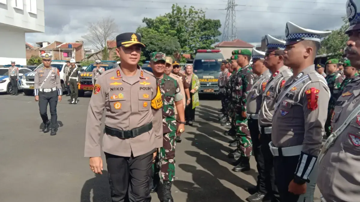 Kapolres Cimahi, AKBP Niko N. Adi Putra saat Meninjau Kesiapan Pasukan Pengamanan Jelang Nataru di Mapolres Ci