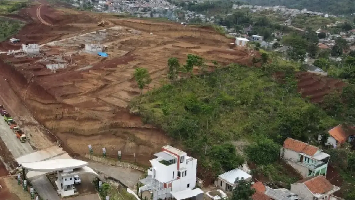 Developer perumahan The Emeralda Resort terus membabat lahan hijau yang berada Desa Jaya Mekar, Padalarang, Ka