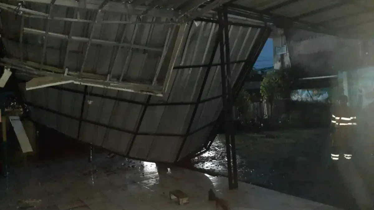 Kota Bogor Diterjang Angin Kencang, Atap Rumah Warga Rusak Hujan deras disertai angin kencang yang melanda Kota Bogor mengakibatkan sejumlah rumah warga mengalami kerusa