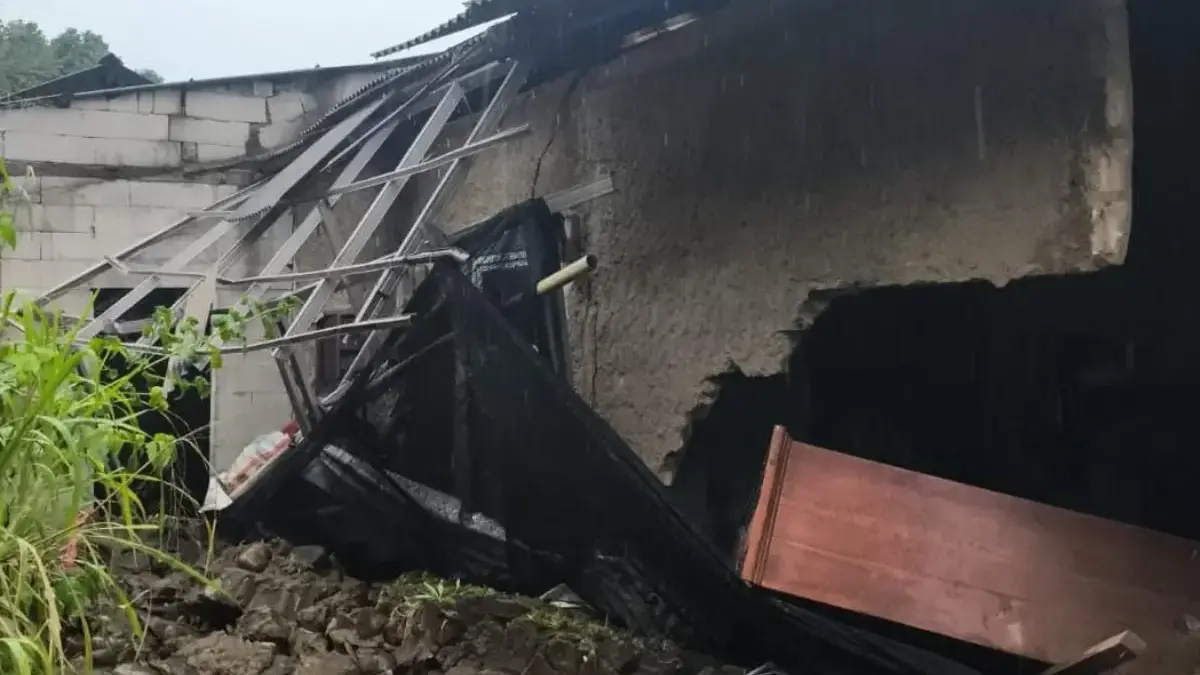 Hujan deras yang mengguyur Kabupaten Bogor membuat sungai Cibaligo meluat. Akibatnnya, tembok penahan tanan