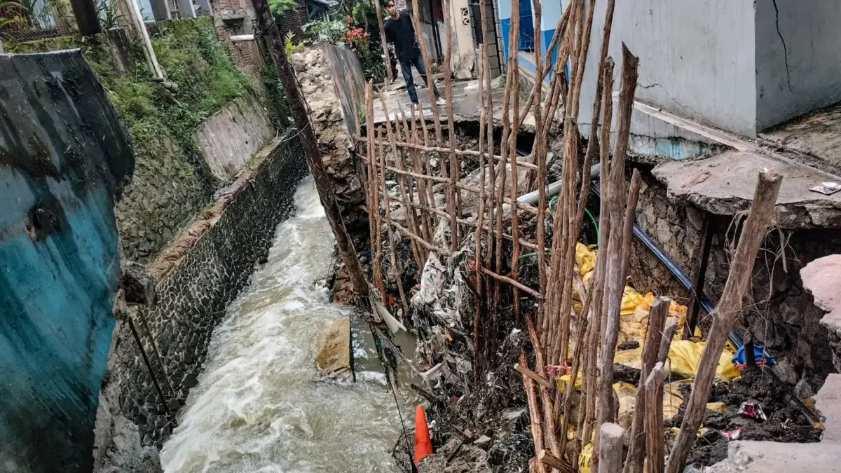 Kirmir Sungai Ciapaganti Jebol, Akses Jalan Warga Cihampelas Terputus